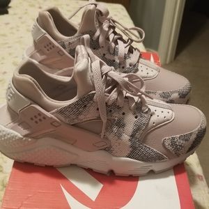 Womans Nike Air Huarache run